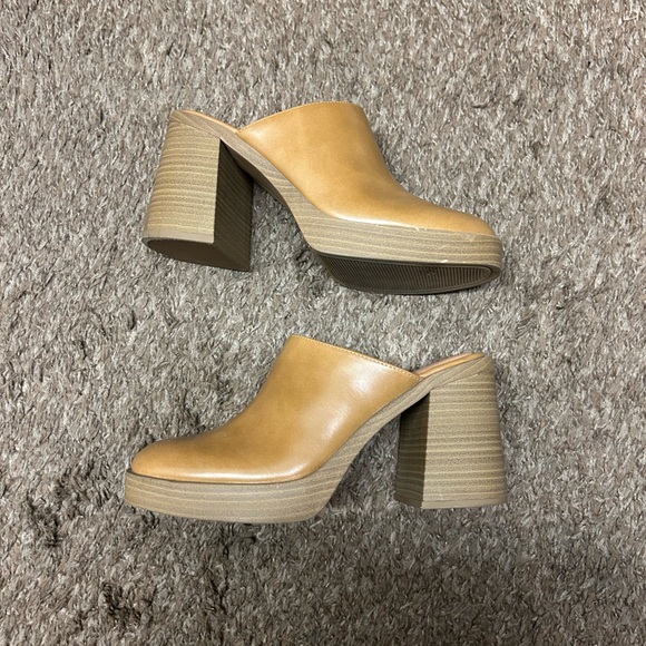 LIKE NEW Women’s Tess Platform Mule Heels with Memory Foam Insole Universal Thre - Picture 1 of 4